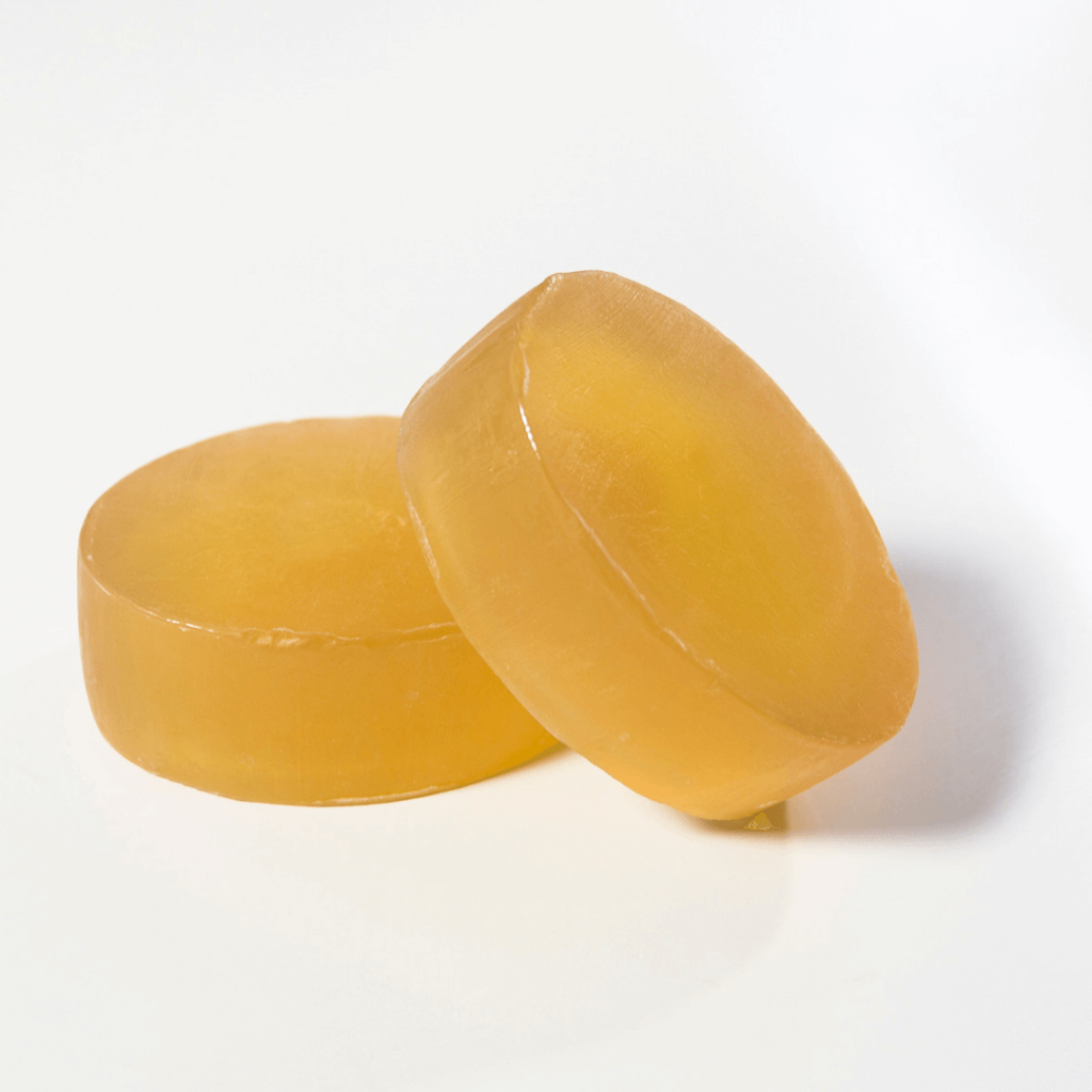Sabonete de glicerina indicado para ser utilizado junto com bucha vegetal ou luva esfoliante para a preparação da pele para sessão de bronzeamento saudável - We Love Bronze